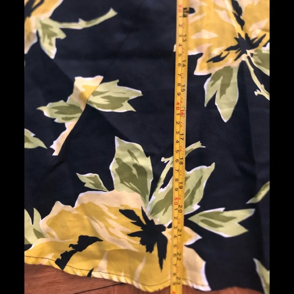 Cache skirt. V flattering waistline. Full skirt. So pretty!! - Picture 5 of 6